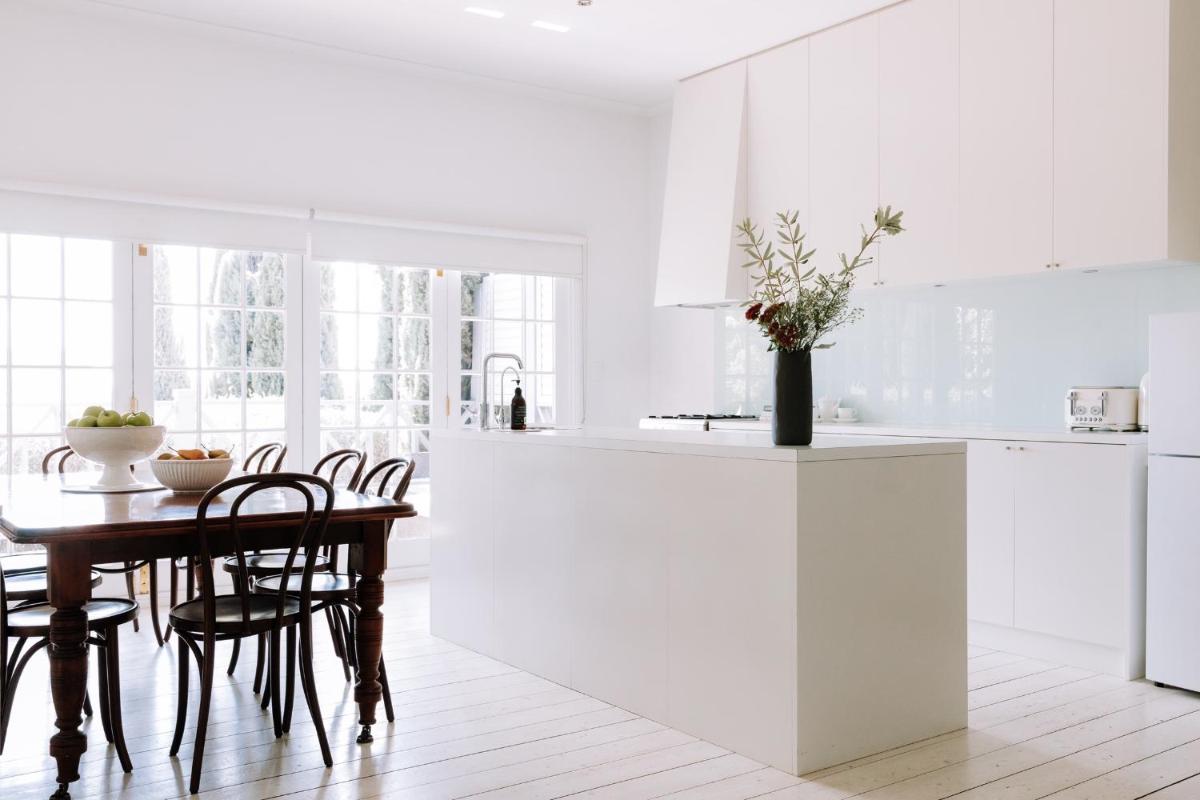 French Cottage Beechworth with stunning Alfresco Garden - Housity