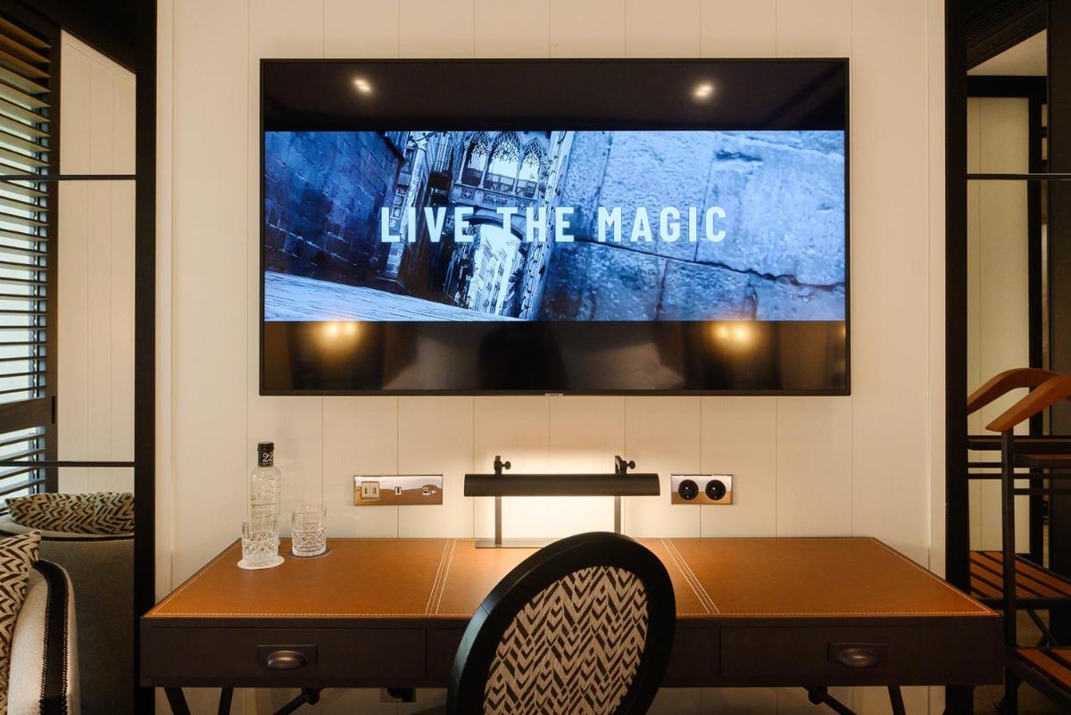 TV colgada en una pared con mesa en Seventy Barcelona, en Barcelona 52 fotos más