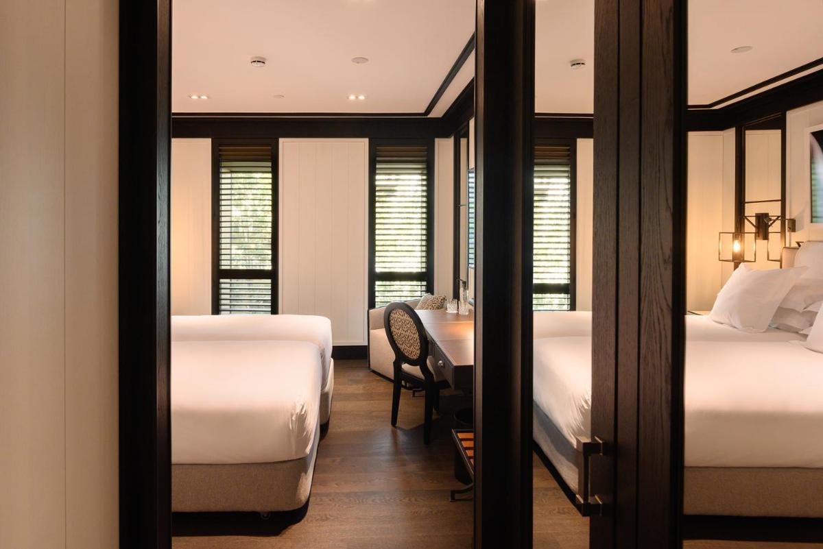 1 dormitorio con 2 camas y escritorio con silla en Seventy Barcelona, en Barcelona