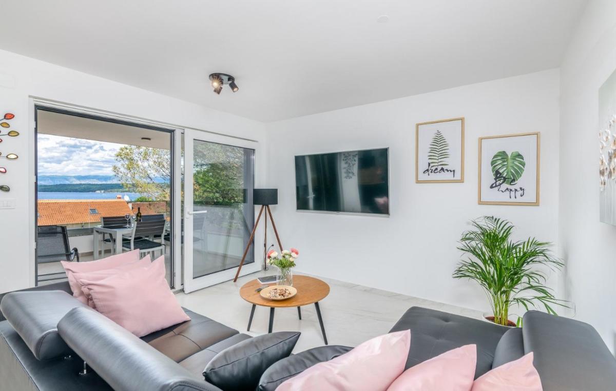 Modern Apartments Elle Malinska - Housity