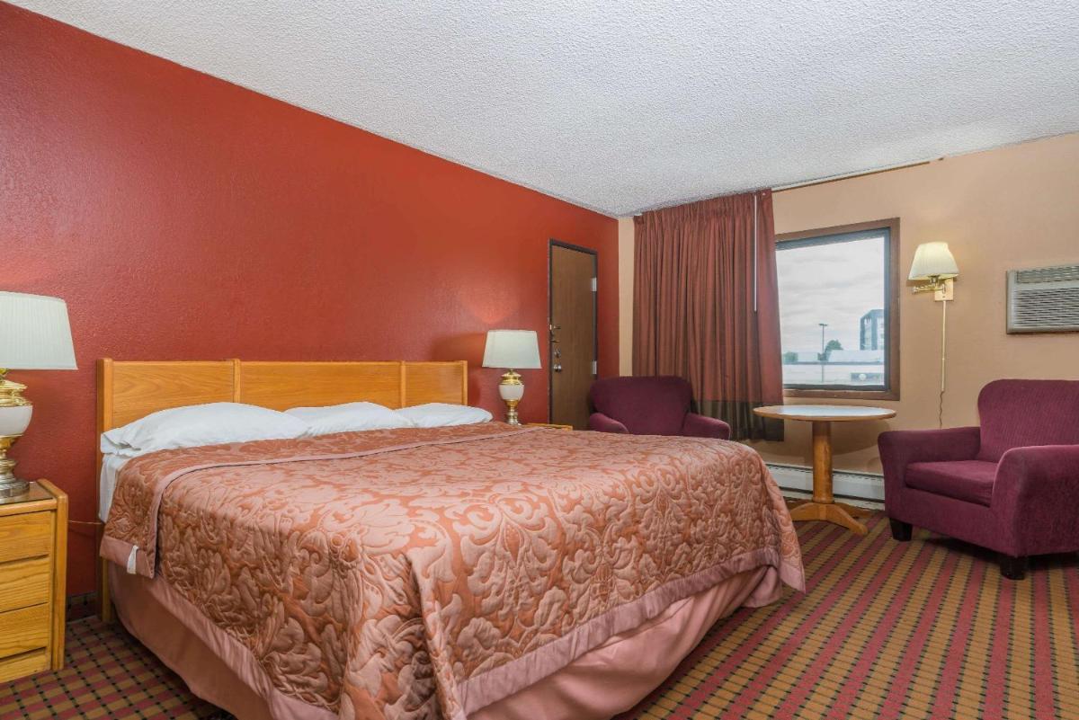 Super 8 by Wyndham Brooklyn Center/MPLS - Housity