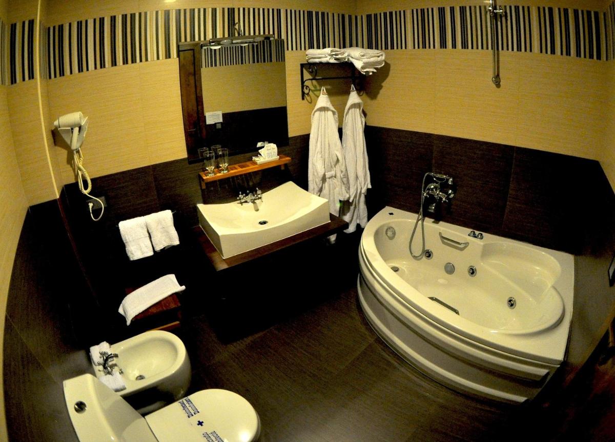 Un baño de La Posada del Casar