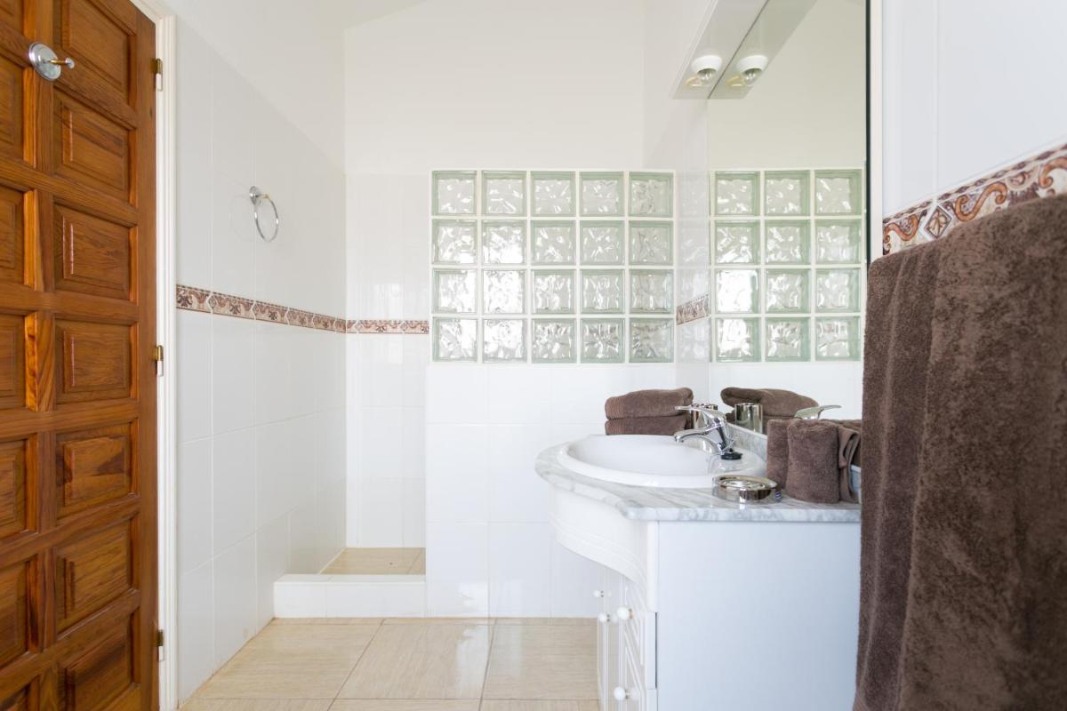 CASA AMARILLA sunny holiday home with heated pool - Housity