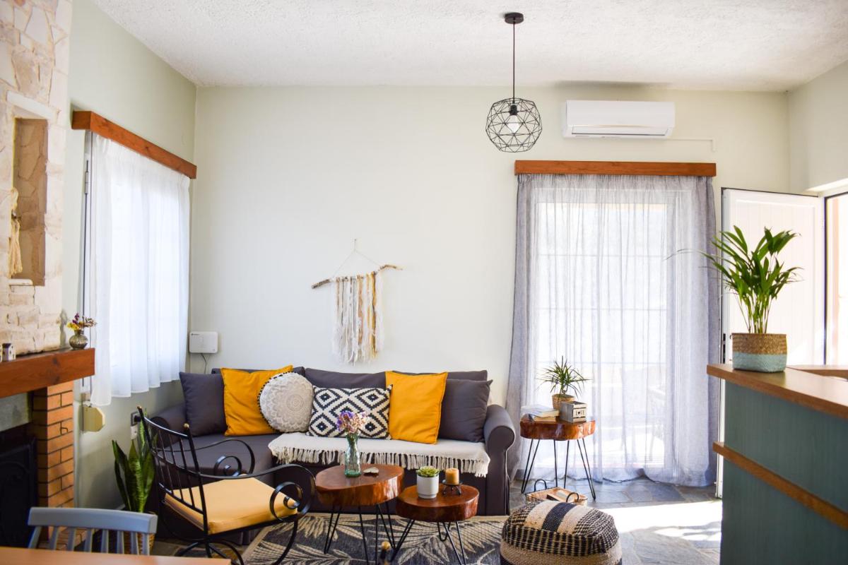 Elia's House Traditional & Cozy by 8essentially - Housity