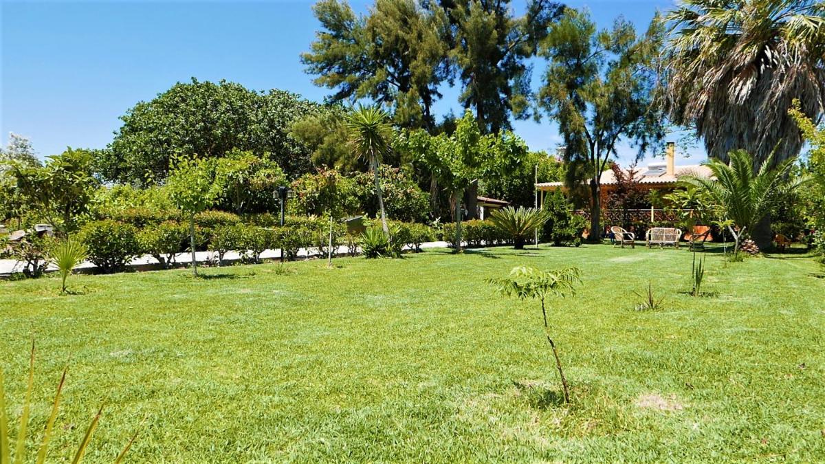 Amarynthos Beachfront Vacation House with garden - Housity