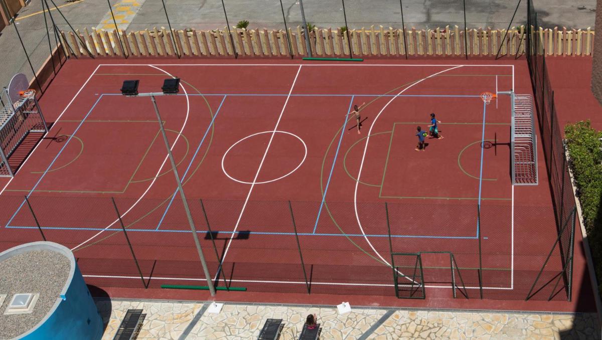 Instalaciones para jugar a tenis o squash en Protur Roquetas Hotel & Spa o alrededores