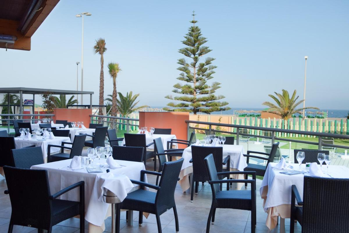 Un restaurante o sitio para comer en Protur Roquetas Hotel & Spa