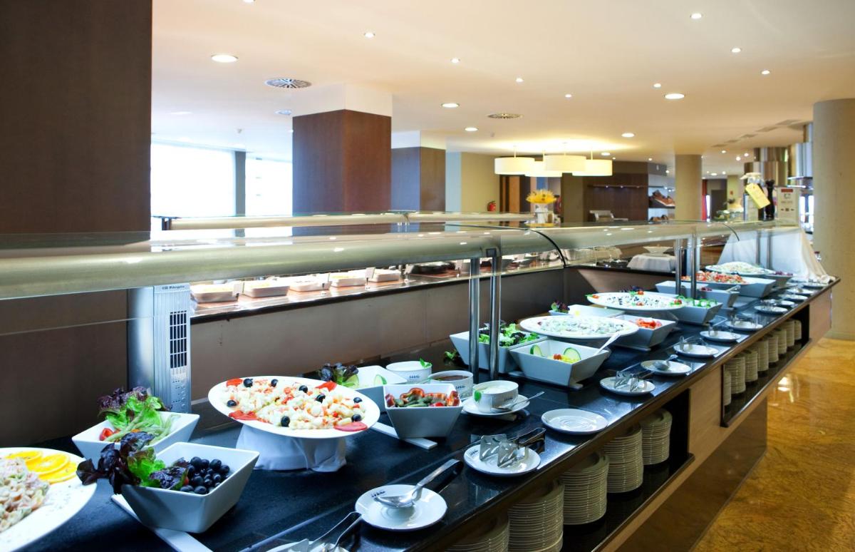 Comida en o cerca de este hotel