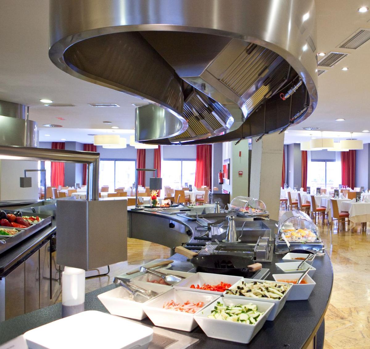 Comida en o cerca de este hotel