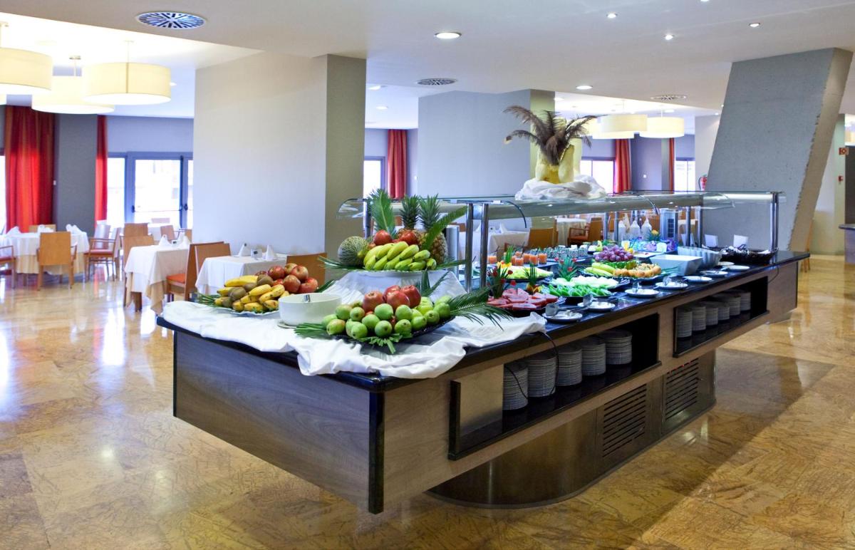 Comida en o cerca de este hotel