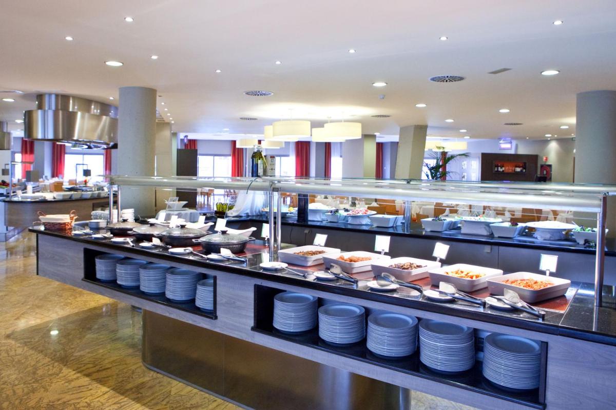 Comida en o cerca de este hotel