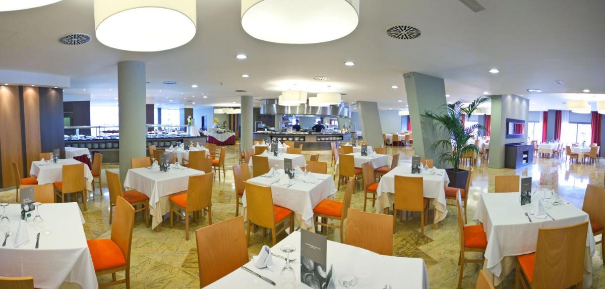 Un restaurante o sitio para comer en Protur Roquetas Hotel & Spa