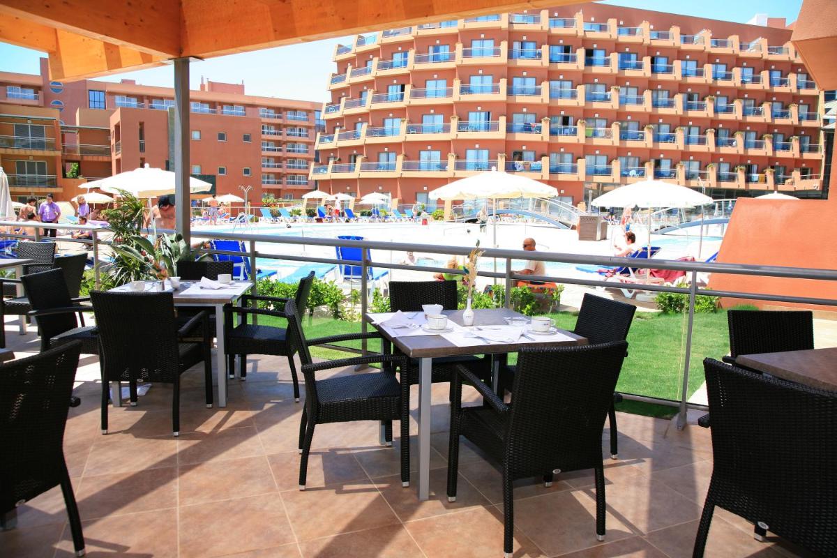 Un restaurante o sitio para comer en Protur Roquetas Hotel & Spa