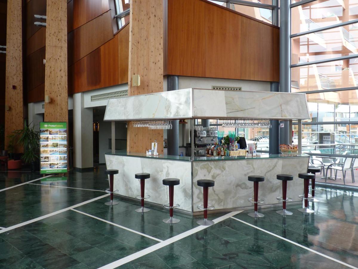 Un restaurante o sitio para comer en Protur Roquetas Hotel & Spa