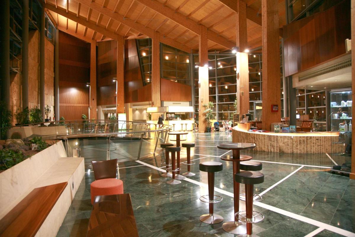 Un restaurante o sitio para comer en Protur Roquetas Hotel & Spa