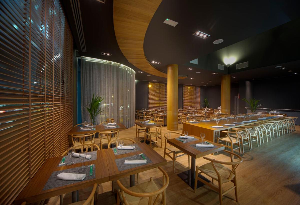 Un restaurante o sitio para comer en Protur Roquetas Hotel & Spa