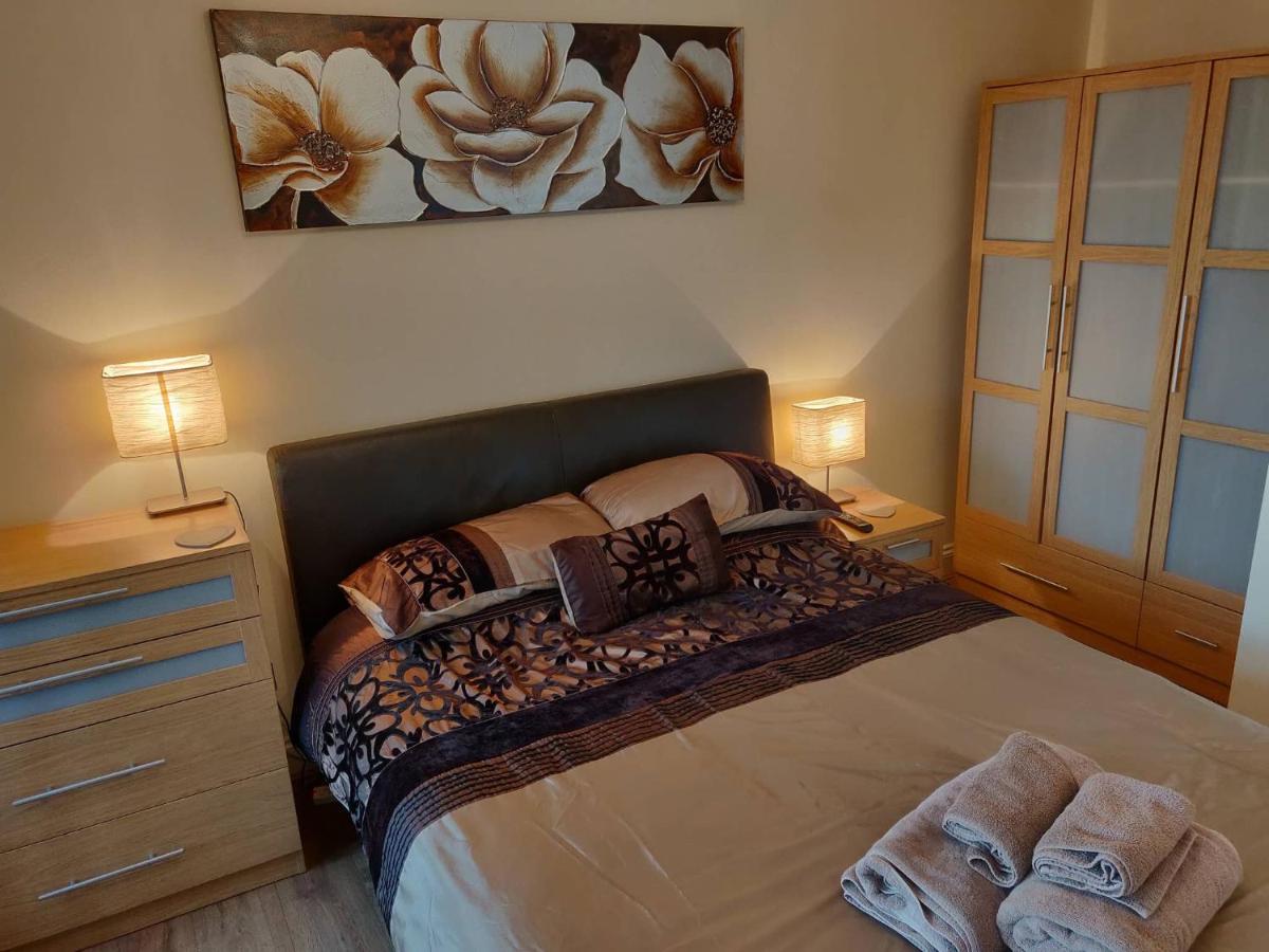 Waterfront Apartment In The Heart Of St Neots - Housity