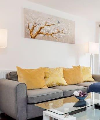 Two bedroom serviced apartment, London - Housity