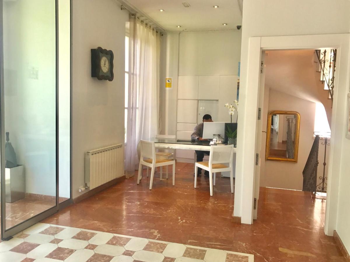 Una televisión o centro de entretenimiento en Hotel Villa Paulita
