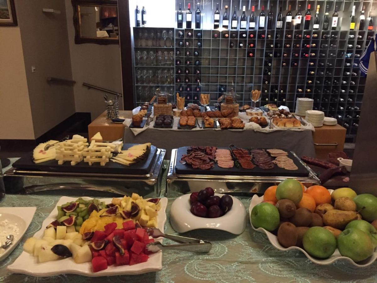 Comida en o cerca de este hotel