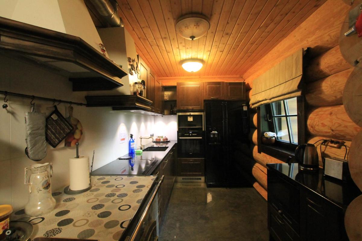 The gorgeous log house, that brings out the smile! - Housity