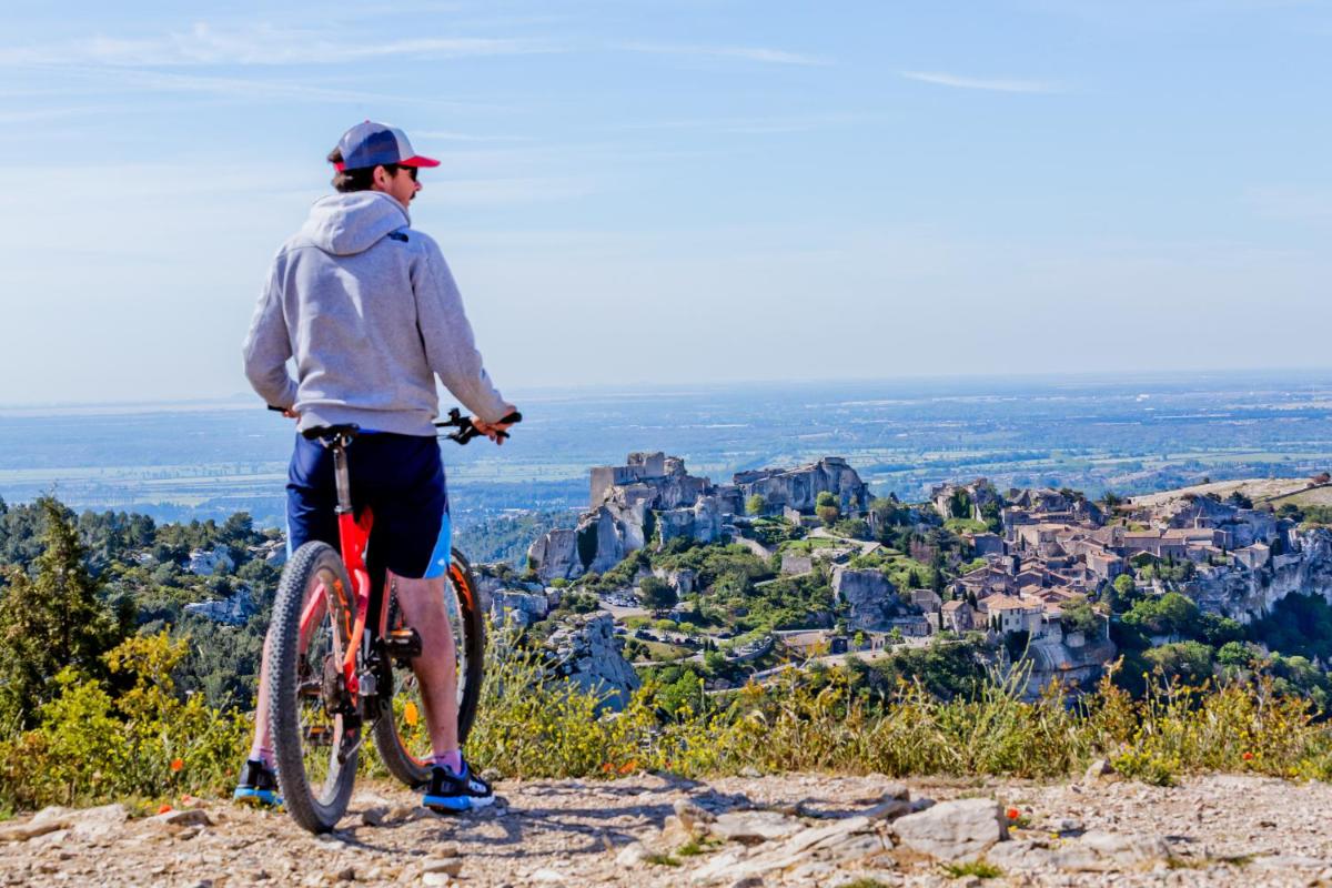 Vélo sur le terrain de l'établissement Le Vallon de Valrugues Hotel Spa & Villas ou dans les environs