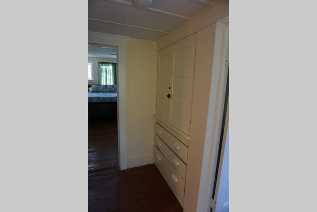 Renovated 1928 bungalow on a former asylum campus - Housity