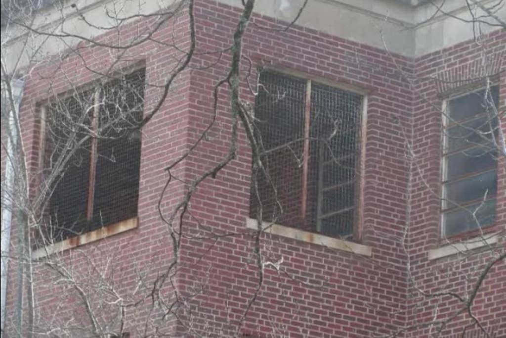 Renovated 1928 bungalow on a former asylum campus - Housity
