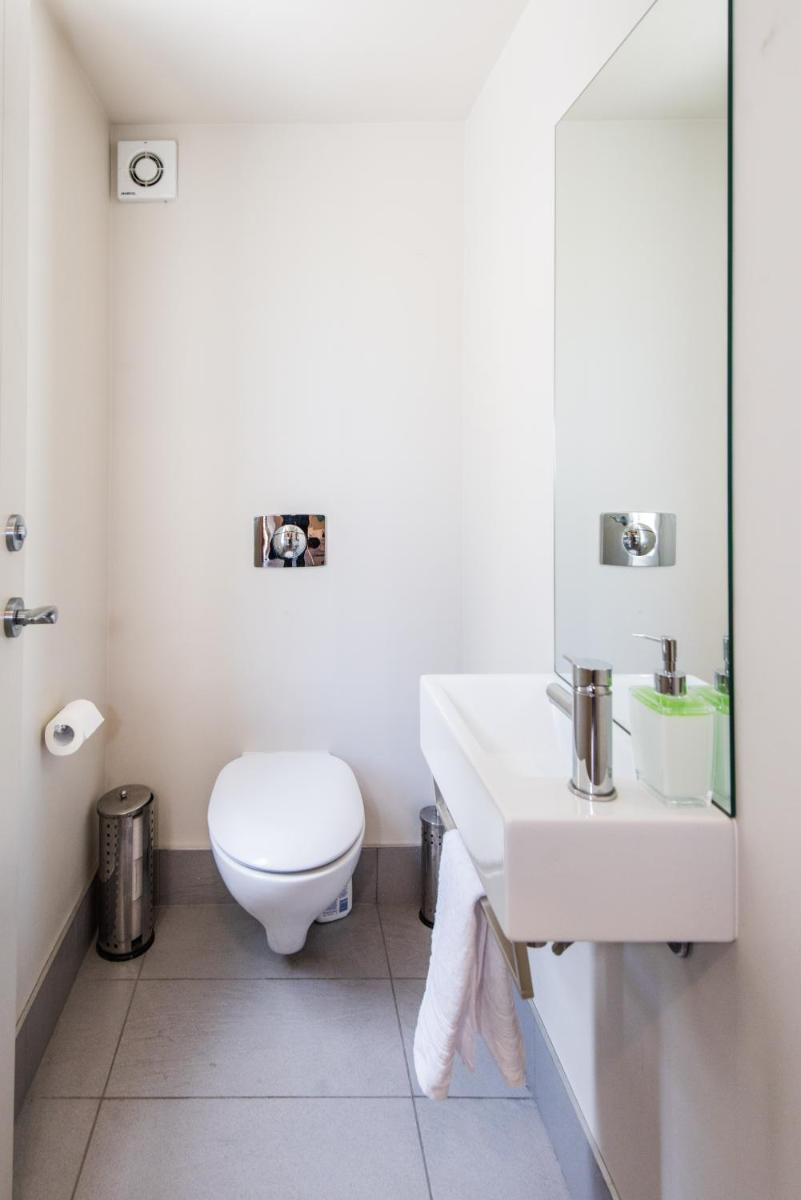 Lakeside Luxury with Spa - Housity