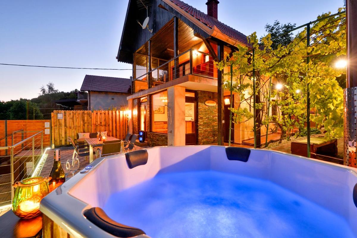Juras Country House, bazen, sauna ,hot tube,vrt - Housity