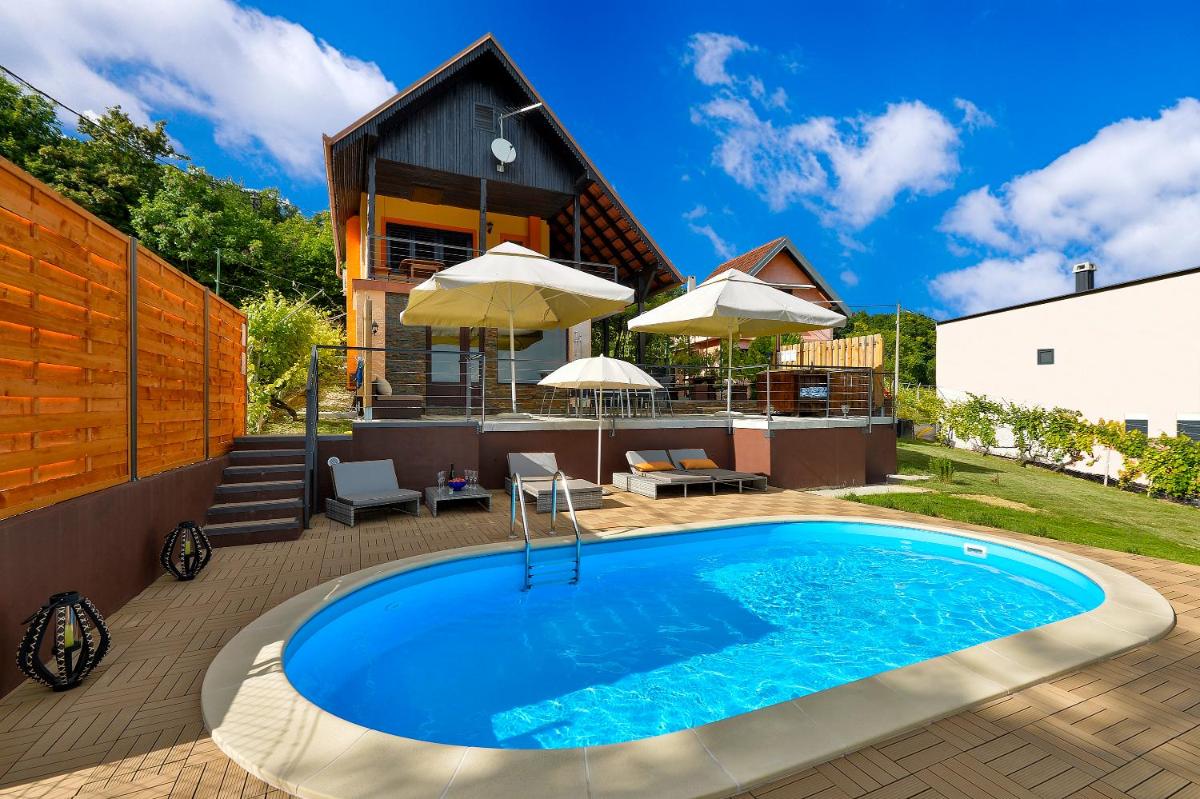 Juras Country House, bazen, sauna ,hot tube,vrt - Housity