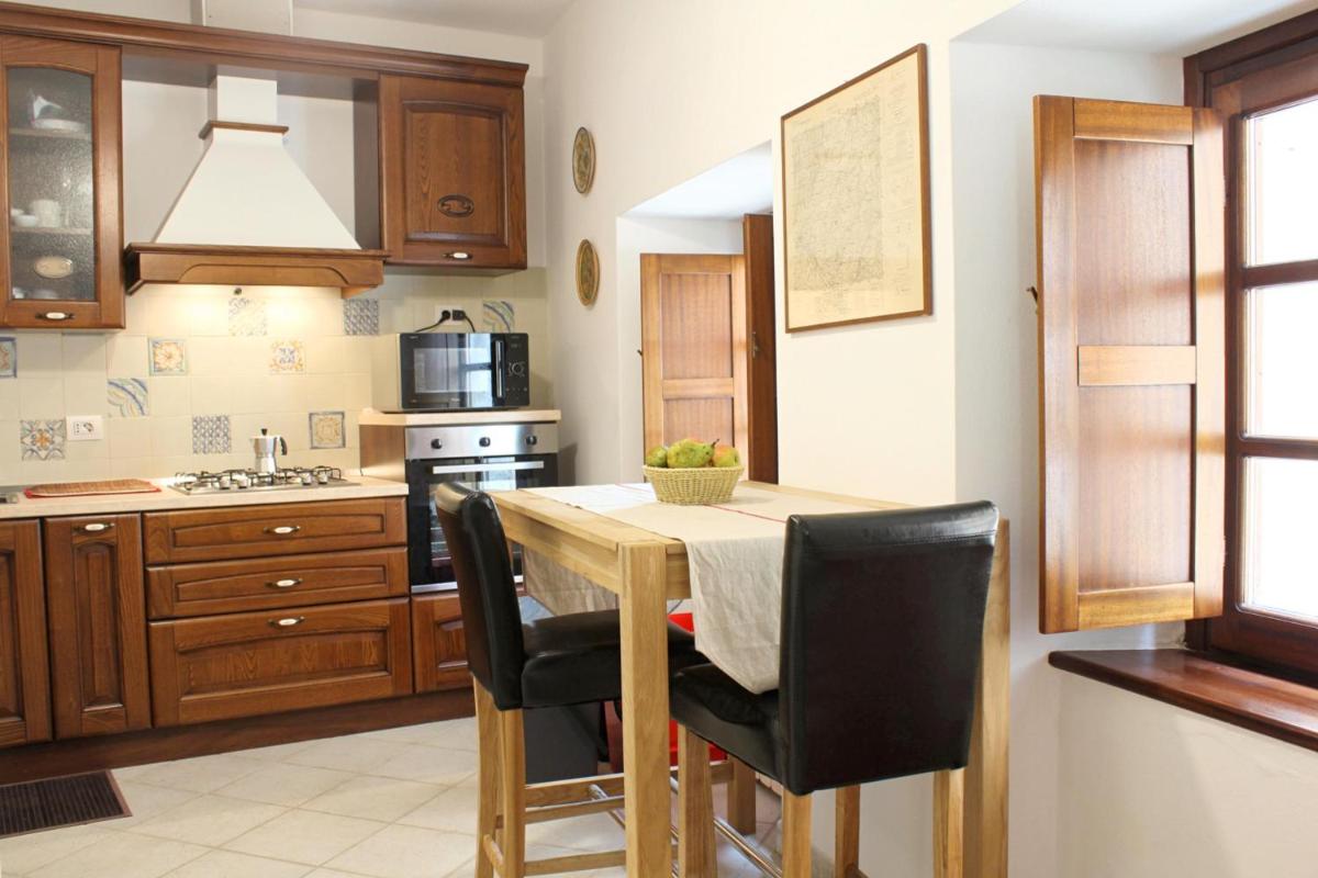 La Dimora del Borgo Antico - Holiday House in Tuscany Lunigiana near 5 Terre, WiFi, Panoramic Terrace - Housity