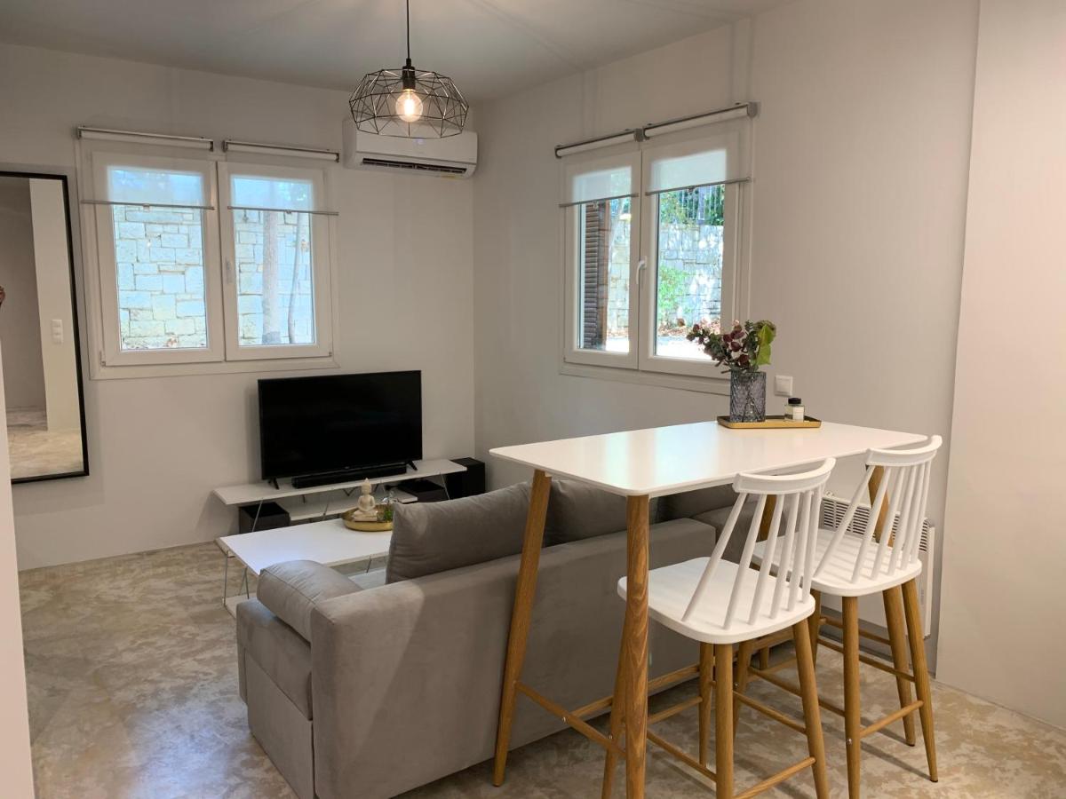 Suitetrails - Renovated apartment in Kifissia Center near Metro G25