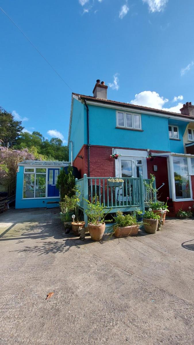 Cosy Snug Room with En-Suite - Near Lyme Regis - Private Balcony with Sunset Views - Free Parking & WiFi - Tea Room opposite serving local produce - Housity