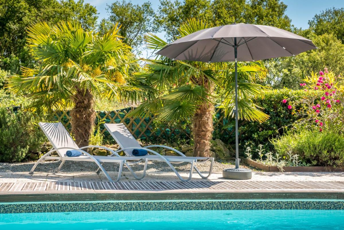 Piscine de l'établissement Carnac Lodge Hotel & Spa ou située à proximité