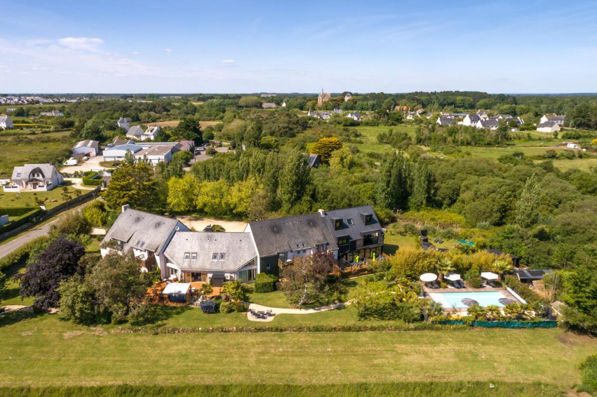 une vue aérienne d'une maison avec une cour dans l'établissement Carnac Lodge Hotel & Spa, à Plouharnel