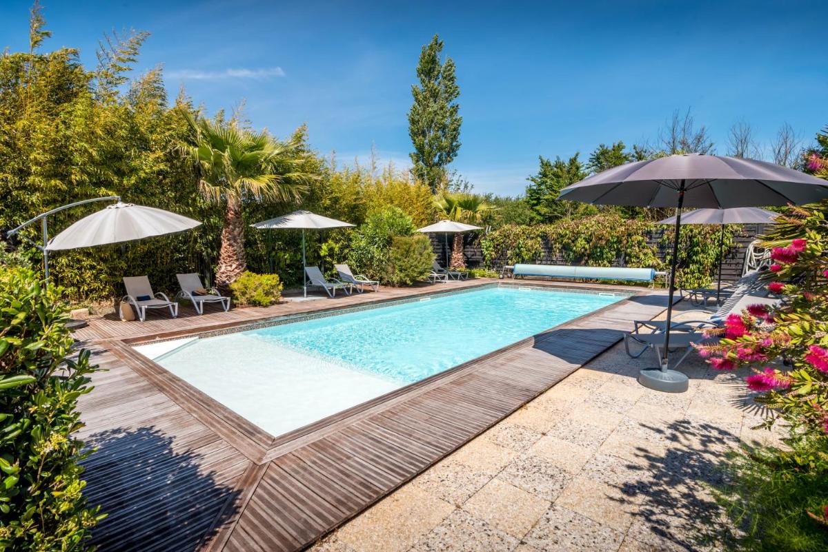 Piscine de l'établissement Carnac Lodge Hotel & Spa ou située à proximité