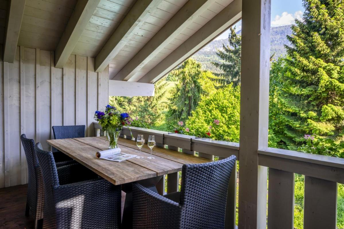 Ein allgemeiner Bergblick oder ein Berglick von des Aparthotels aus