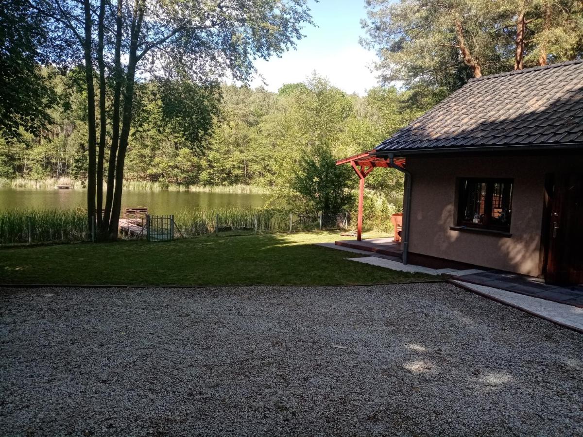 Urokliwy Domek nad Brzegiem Jeziora - Housity