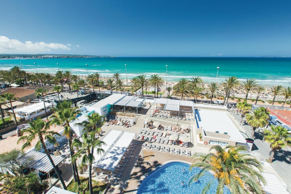 Una vista aérea de un resort con la playa. en Hotel Riu San Francisco - Adults Only, en Playa de Palma