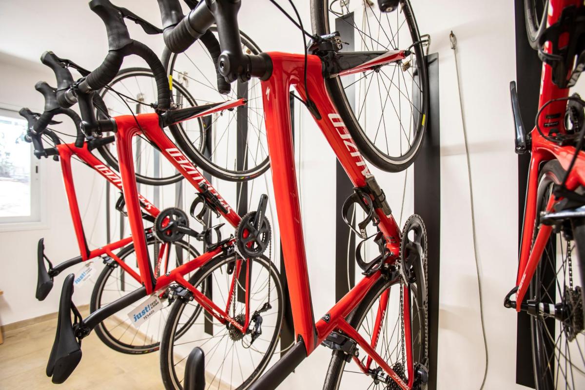 Montar en bicicleta en Houm Plaza Son Rigo o alrededores