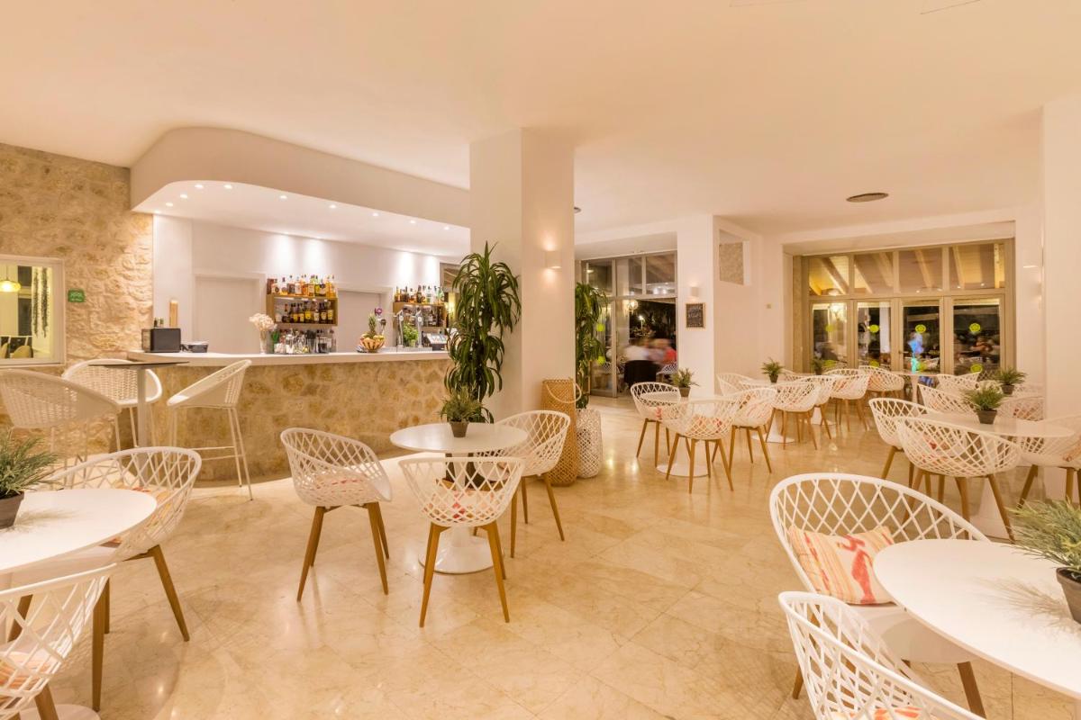 Un restaurante o sitio para comer en Houm Plaza Son Rigo