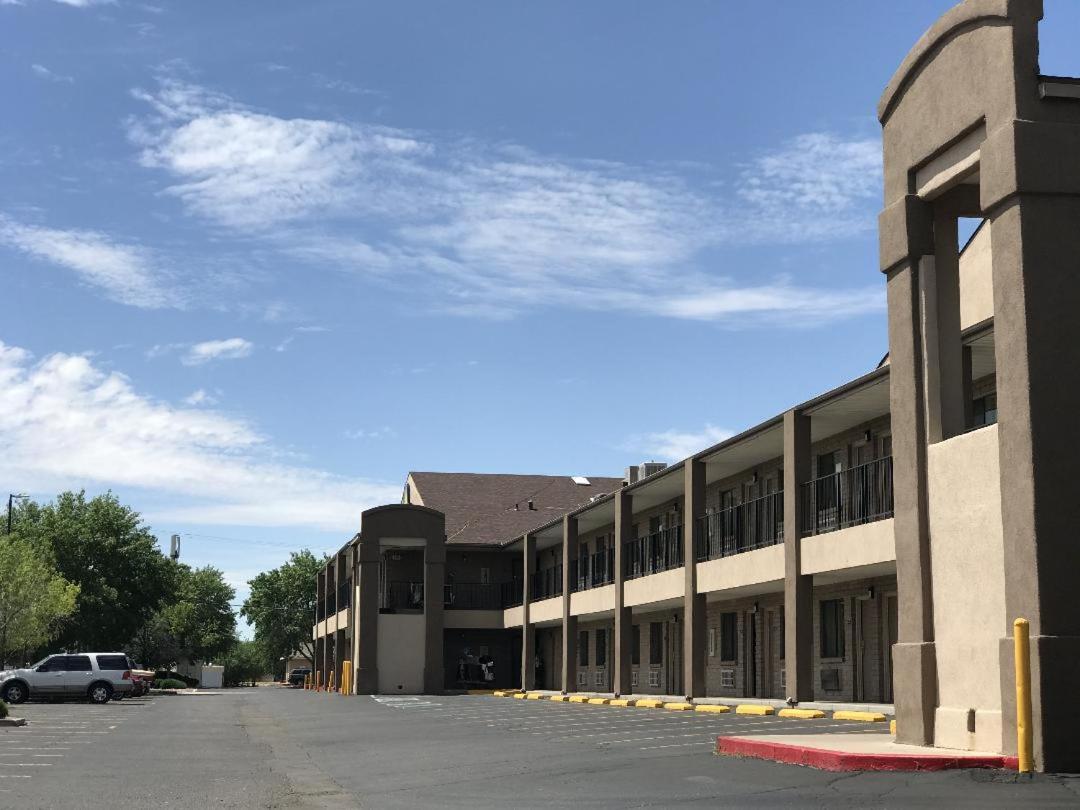 Days Inn & Suites by Wyndham Albuquerque West - Housity