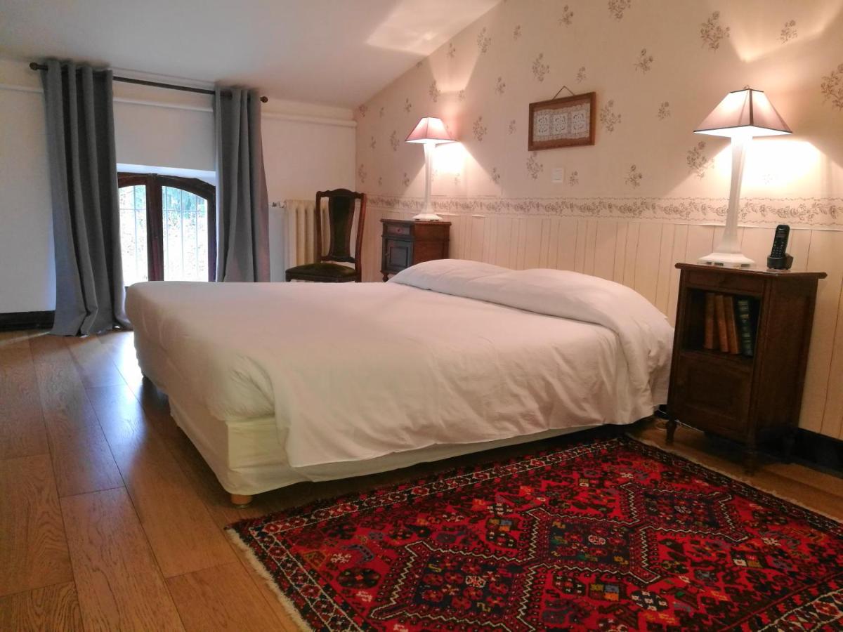 Un ou plusieurs lits dans un hébergement de l'établissement Hotel Logis - Chateau de Beauregard