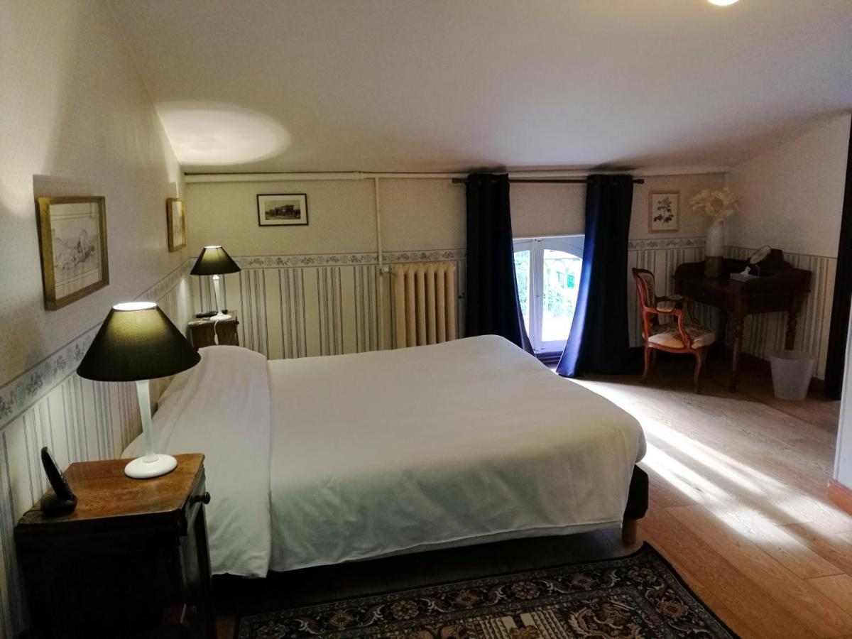 Un ou plusieurs lits dans un hébergement de l'établissement Hotel Logis - Chateau de Beauregard