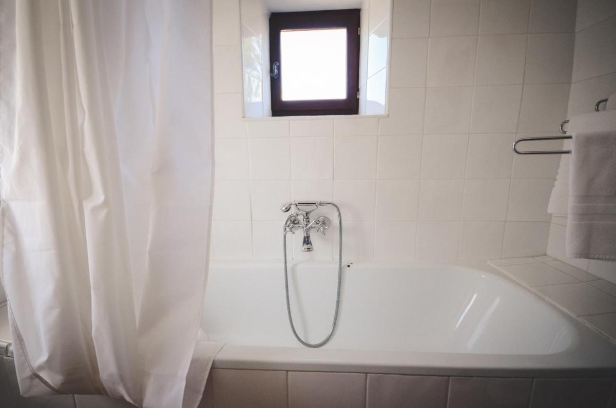 Salle de bains dans l'établissement Hotel Logis - Chateau de Beauregard