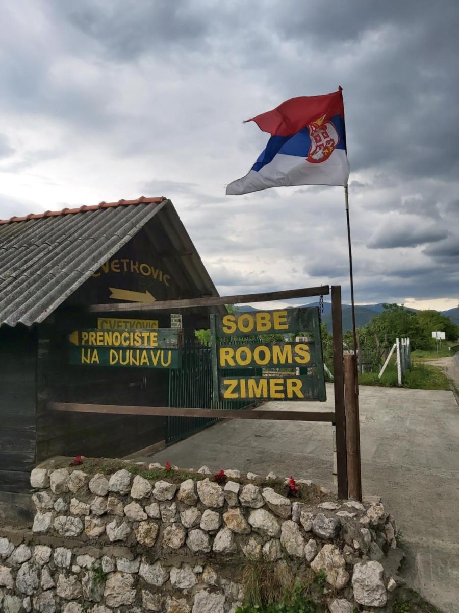 Prenociste na dunavu - Housity
