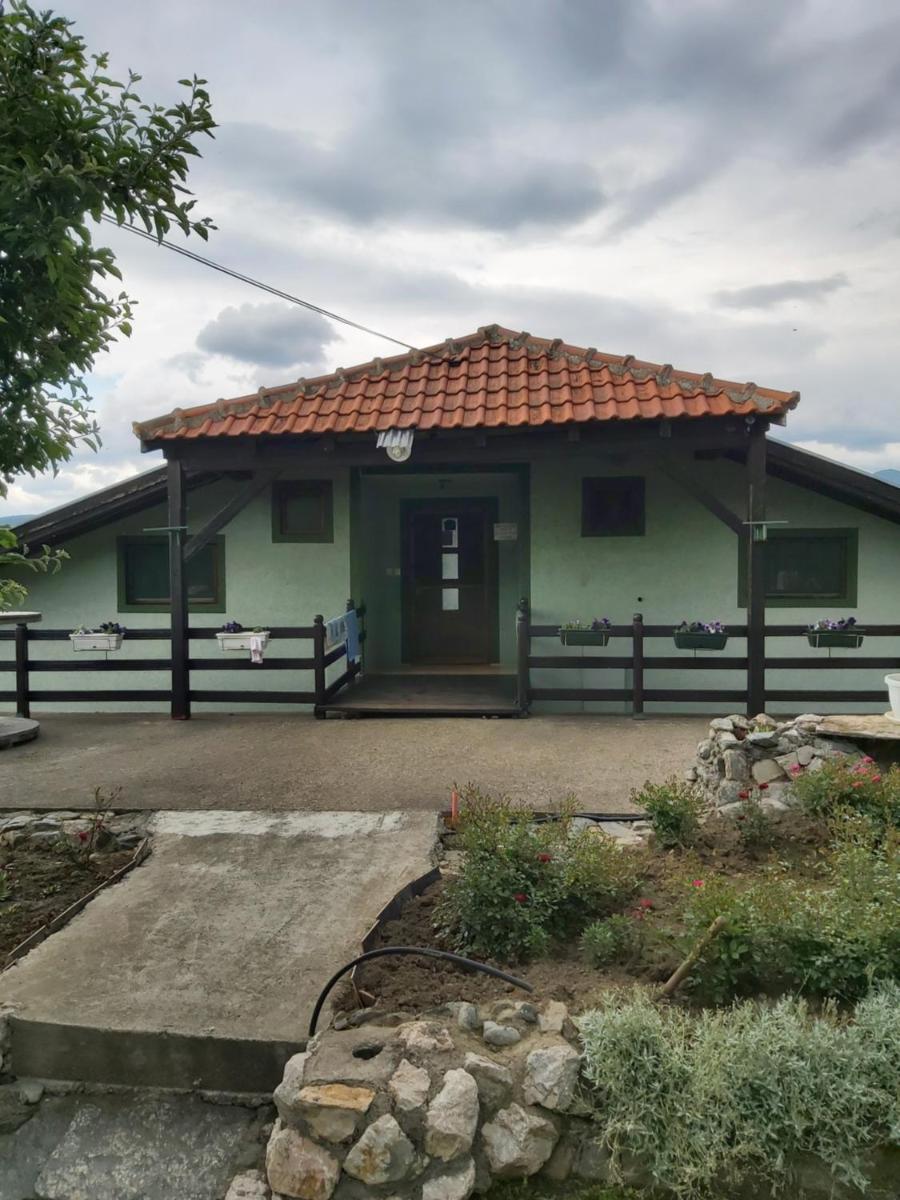 Prenociste na dunavu - Housity