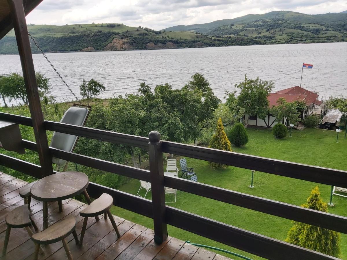 Prenociste na dunavu - Housity