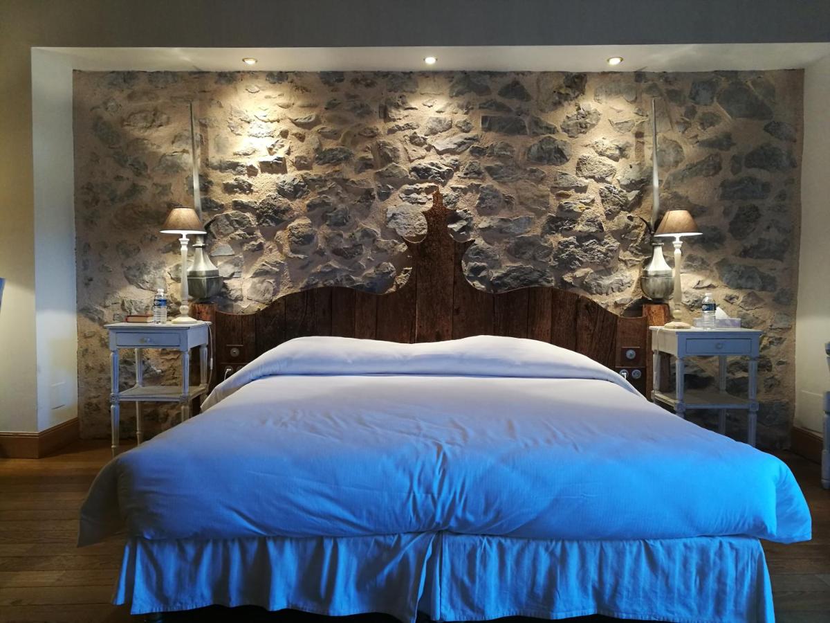 Un ou plusieurs lits dans un hébergement de l'établissement Hotel Logis - Chateau de Beauregard